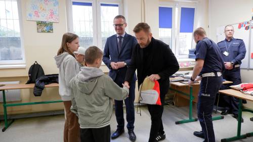 Burmistrz Pruszcza Gdańskiego Janusz Wróbel oraz senator Ryszard Świlski wręczają nagrody uczestnikom.